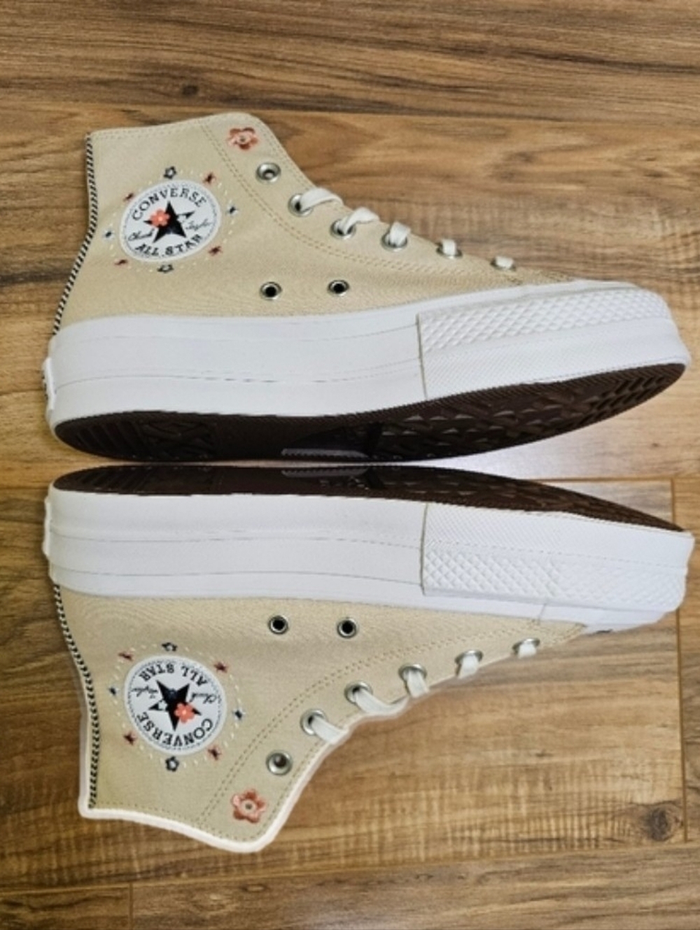 NWB Converse CTAS ☆ Petite Petals Lift Platform High-Tops W/9 ☆☆☆